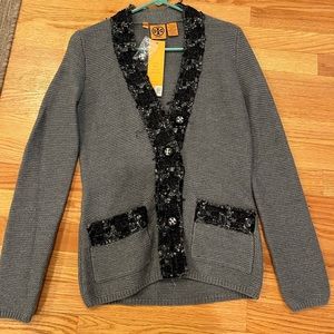 Never worn! I’m excellent condition. This XS runs big!